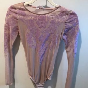 Beige bodysuit with lavender detail 💅🏻